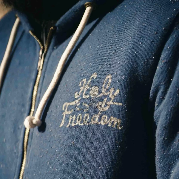 Dettaglio tessuto vintage effect su felpa navy blue Holyfreedom dal carattere ricercato