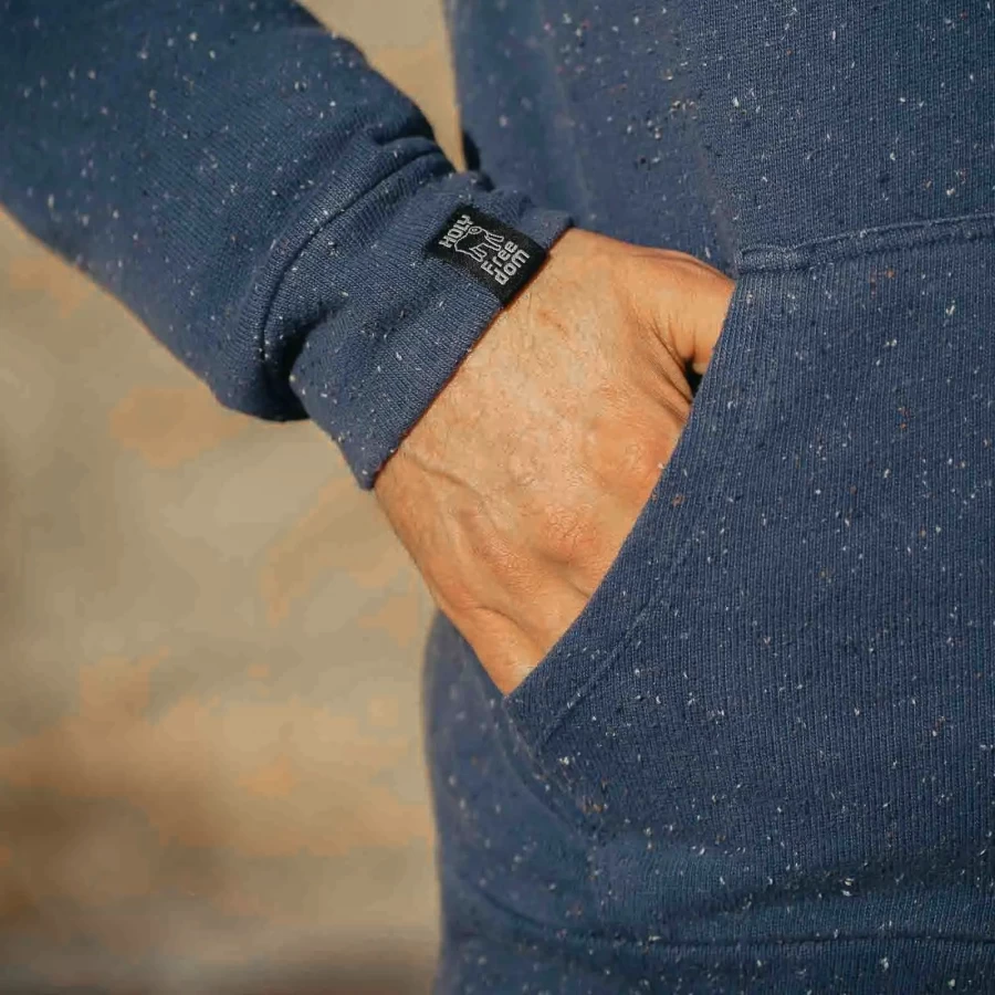Dettaglio tessuto vintage effect su felpa navy blue Holyfreedom dal carattere ricercato