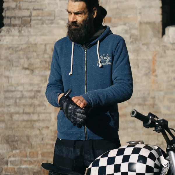 Felpa Holyfreedom indossata in un look custom casual, perfetta per città e moto