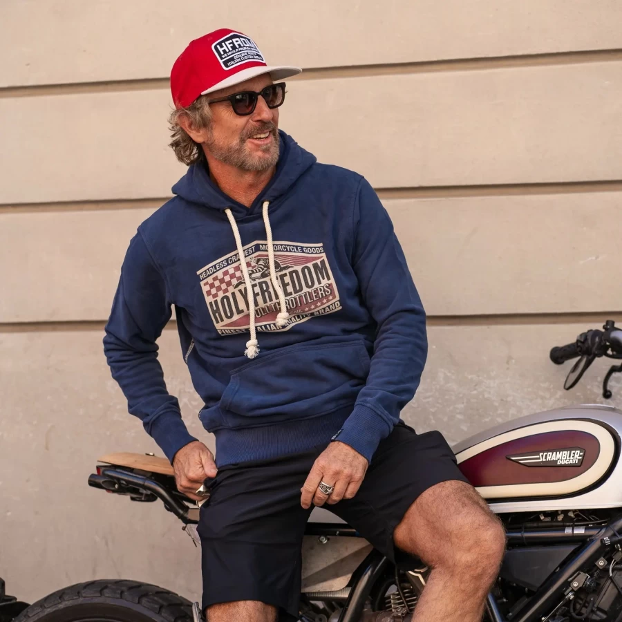 Felpa con interno antivento indossata in stile cafe racer per l'uso quotidiano.