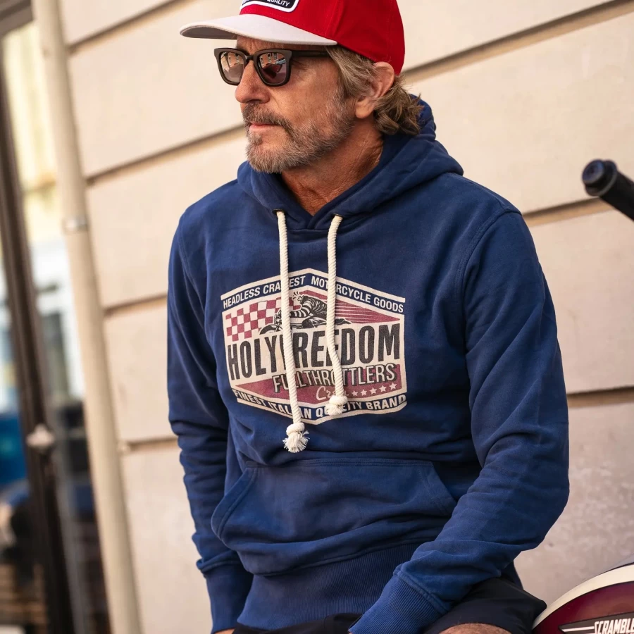 Felpa con interno antivento indossata in stile cafe racer per l'uso quotidiano.