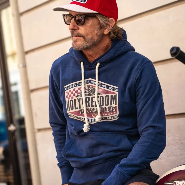 Felpa con interno antivento indossata in stile cafe racer per l'uso quotidiano.