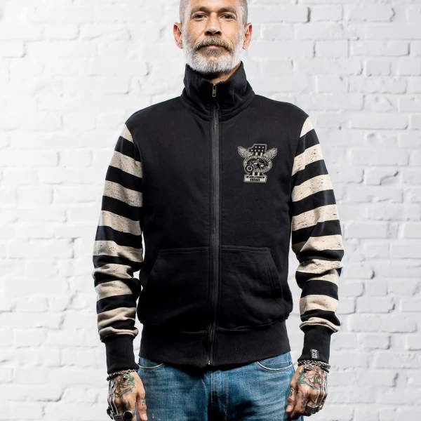Fit lifestyle per moto e tempo libero, felpa custom con forte identità artistica.