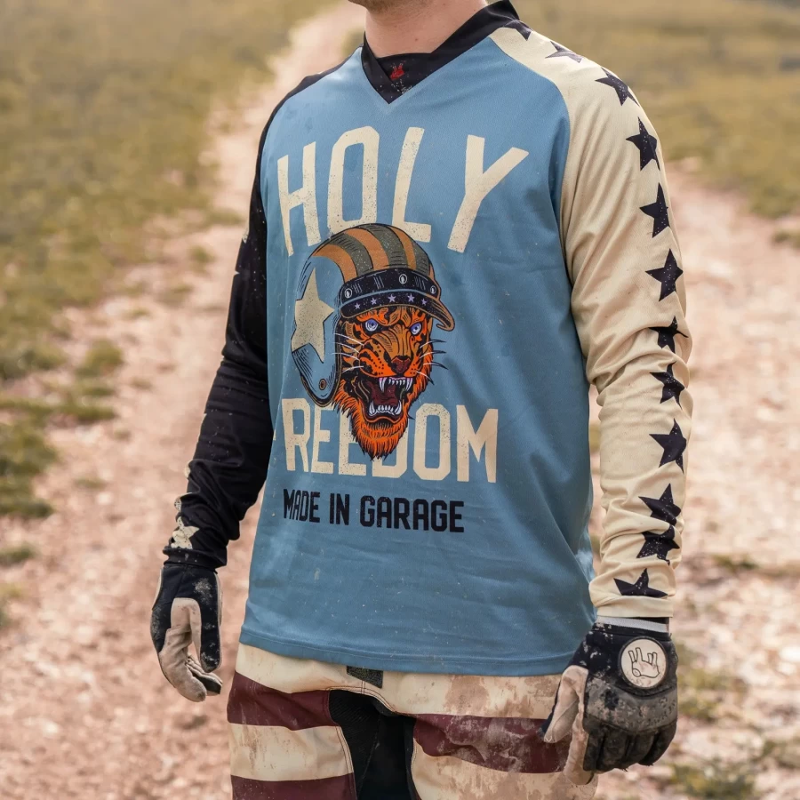 Dettaglio della grafica Tigertee e del tessuto traspirante per uso moto e off-road.
