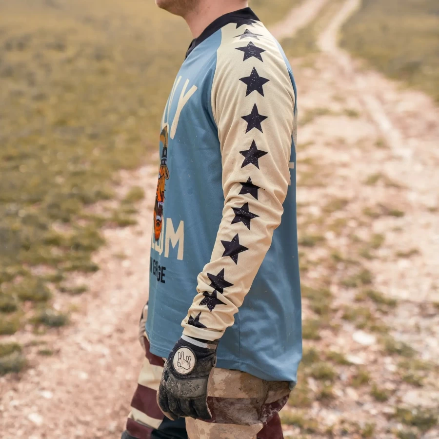 Tigertee jersey worn with a rider stance, ideal for summer trail sessions and bike life.