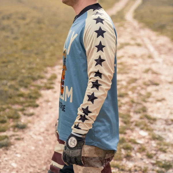 Tigertee jersey worn with a rider stance, ideal for summer trail sessions and bike life.