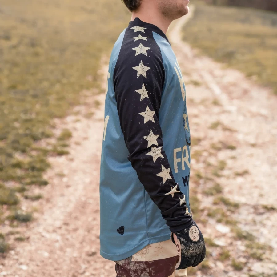 Tigertee jersey indossata con stile rider, ideale per sessioni off-road e uscite estive.