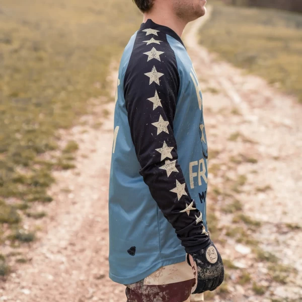 Tigertee jersey worn with a rider stance, ideal for summer trail sessions and bike life.