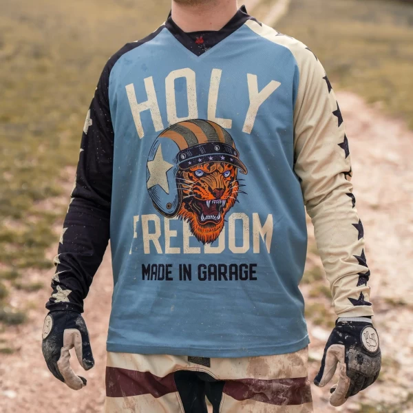 Tigertee jersey indossata con stile rider, ideale per sessioni off-road e uscite estive.