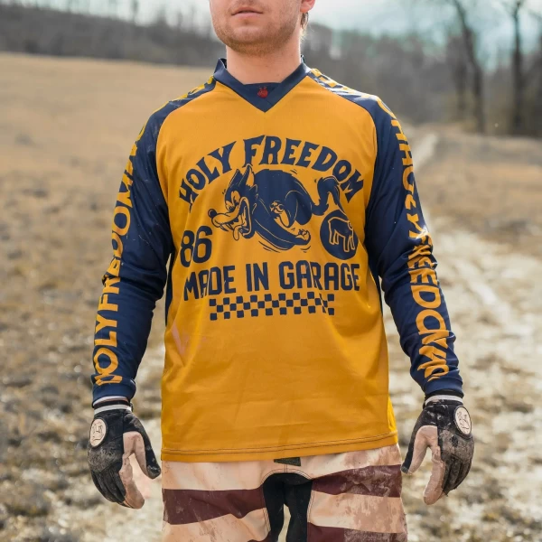 Dettaglio della grafica del jersey off road Holyfreedom con anima scrambler.