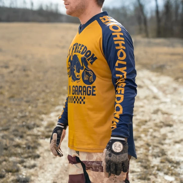 Jersey moto Granducato indossato per guida off road e look tecnico leggero.