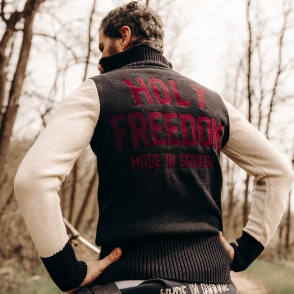 Fit and lifestyle shot of the mid-season sweater, ideal for everyday riding.