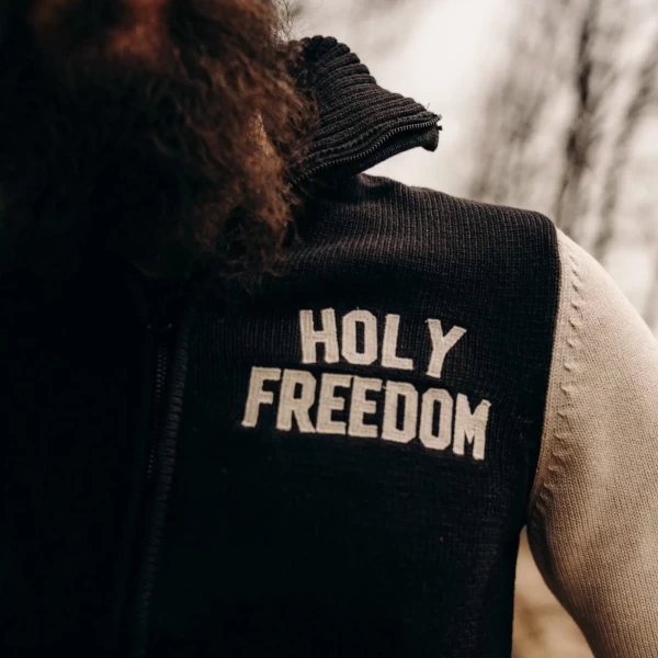 Dettaglio della zip e del tessuto con gusto vintage e identità Holyfreedom.
