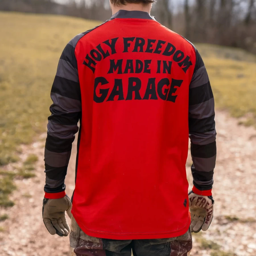 Detail of the Rossofuoco graphic and technical fabric on the Holyfreedom jersey.