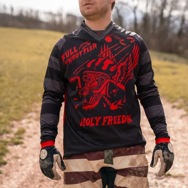 Dettaglio della grafica Rossofuoco e del tessuto tecnico della jersey Holyfreedom.