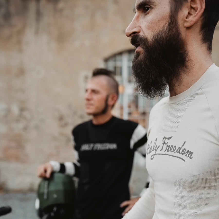 Dettaglio della Pelle Off White Holyfreedom, tessuto tecnico leggero e traspirante per il riding.