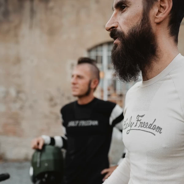 Dettaglio della Pelle Off White Holyfreedom, tessuto tecnico leggero e traspirante per il riding.