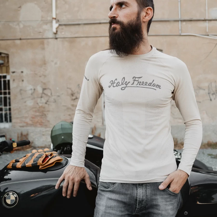 Fit e lifestyle della Pelle Off White Holyfreedom sotto una giacca moto custom.