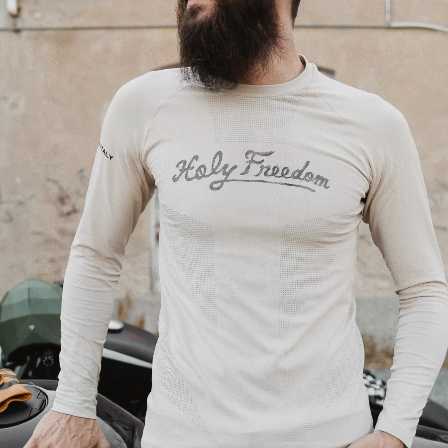 Dettaglio della Pelle Off White Holyfreedom, tessuto tecnico leggero e traspirante per il riding.