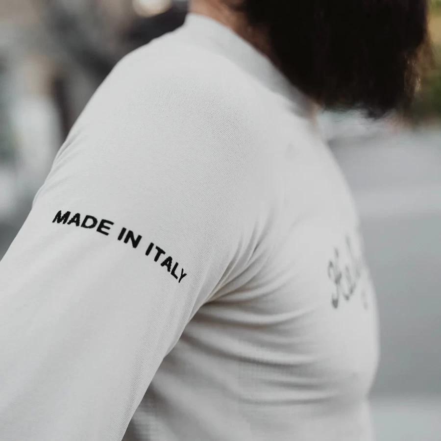 Dettaglio della Pelle Off White Holyfreedom, tessuto tecnico leggero e traspirante per il riding.