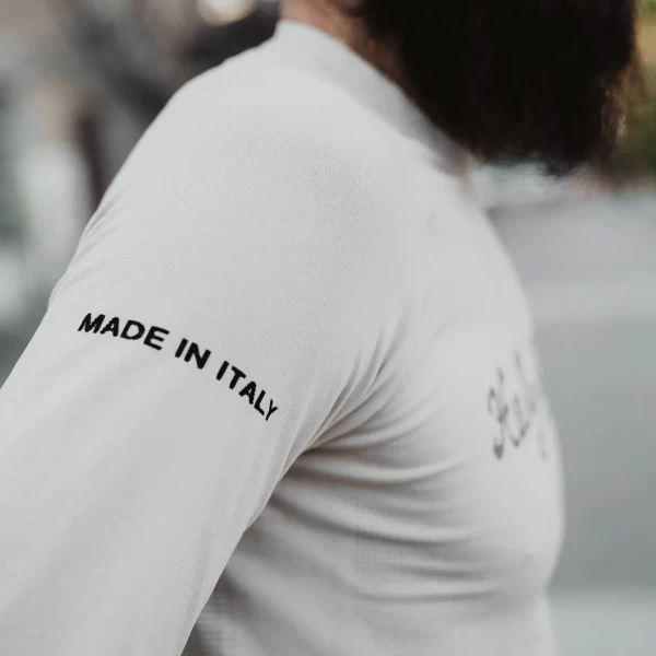 Dettaglio della Pelle Off White Holyfreedom, tessuto tecnico leggero e traspirante per il riding.