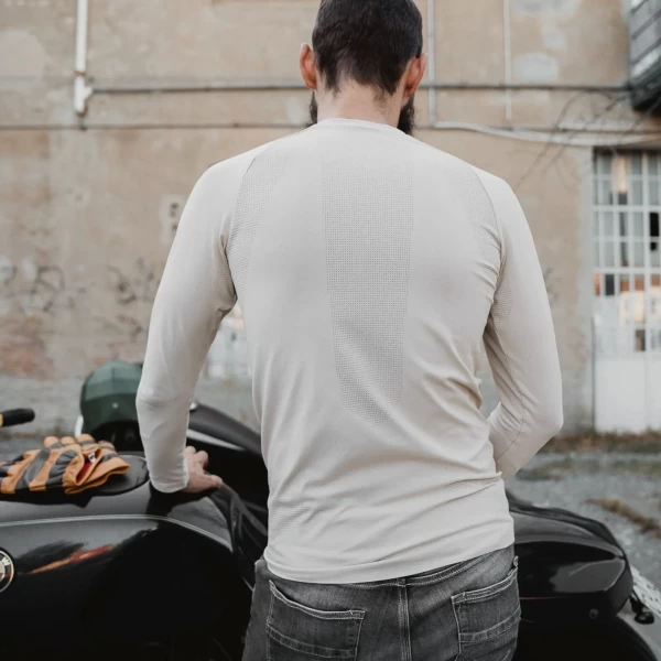 Fit e lifestyle della Pelle Off White Holyfreedom sotto una giacca moto custom.