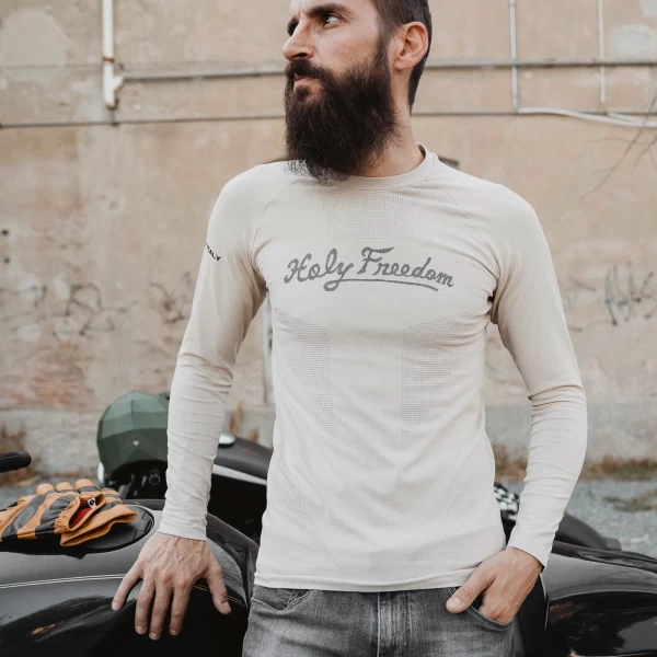 Fit e lifestyle della Pelle Off White Holyfreedom sotto una giacca moto custom.