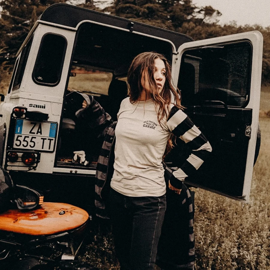 Fit aderente su rider custom, ideale come base layer moto pulito e leggero.