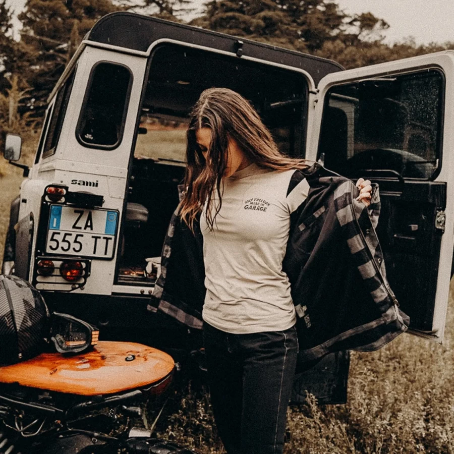 Fit aderente su rider custom, ideale come base layer moto pulito e leggero.