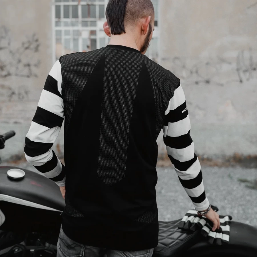 Fit aderente su rider urbano, perfetto come base layer moto sotto giacca o felpa.