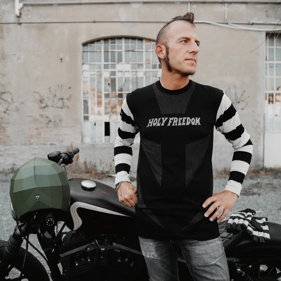 Fit aderente su rider urbano, perfetto come base layer moto sotto giacca o felpa.