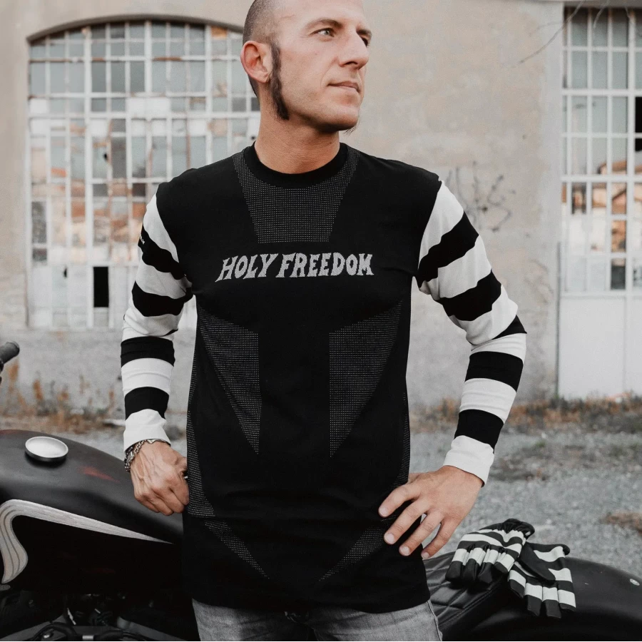 Fit aderente su rider urbano, perfetto come base layer moto sotto giacca o felpa.