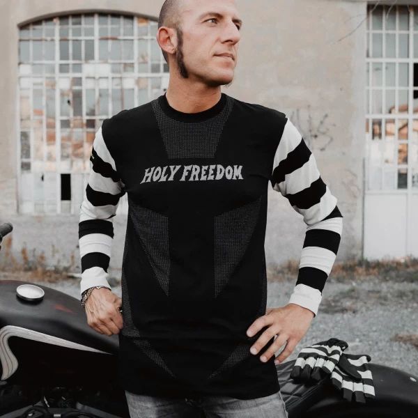 Fit aderente su rider urbano, perfetto come base layer moto sotto giacca o felpa.