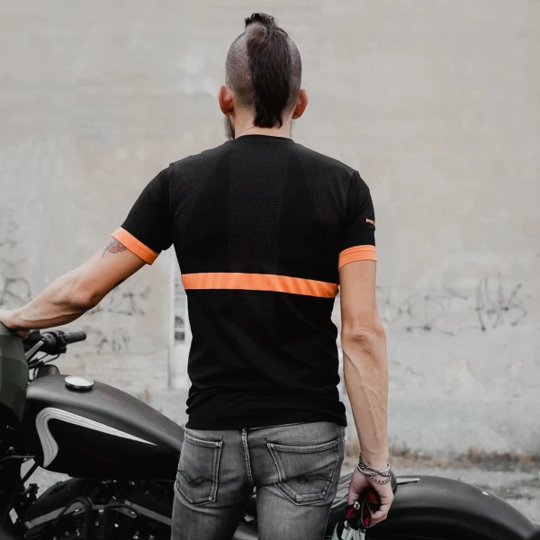 Maglia tecnica moto Striscia indossata sotto la giacca per una guida estiva confortevole.