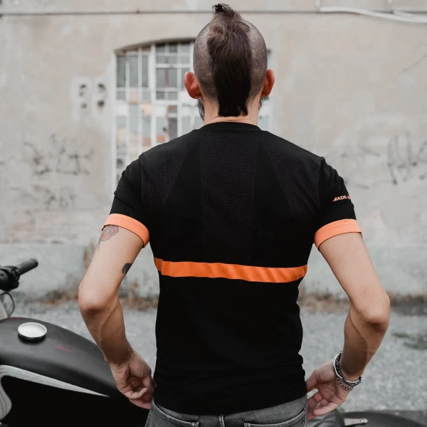 Maglia tecnica moto Striscia indossata sotto la giacca per una guida estiva confortevole.
