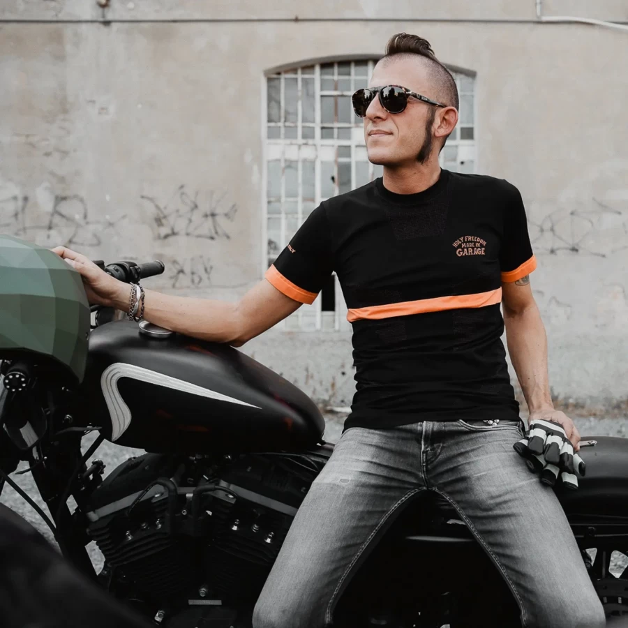 Maglia tecnica moto Striscia indossata sotto la giacca per una guida estiva confortevole.