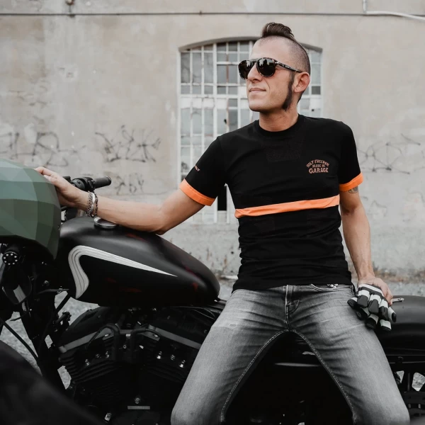 Maglia tecnica moto Striscia indossata sotto la giacca per una guida estiva confortevole.