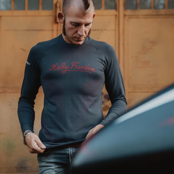 Fit e lifestyle della Pelle Grey Holyfreedom sotto una giacca moto custom.