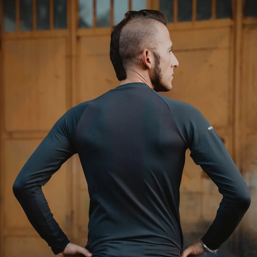 Fit e lifestyle della Pelle Grey Holyfreedom sotto una giacca moto custom.