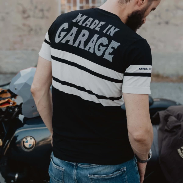 Maglia Wolf indossata sotto la giacca, ideale come layer estivo per il riding quotidiano.