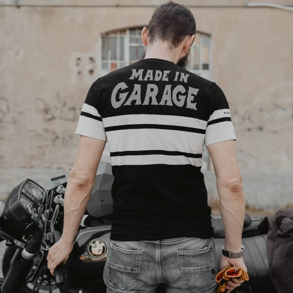 Maglia Wolf indossata sotto la giacca, ideale come layer estivo per il riding quotidiano.