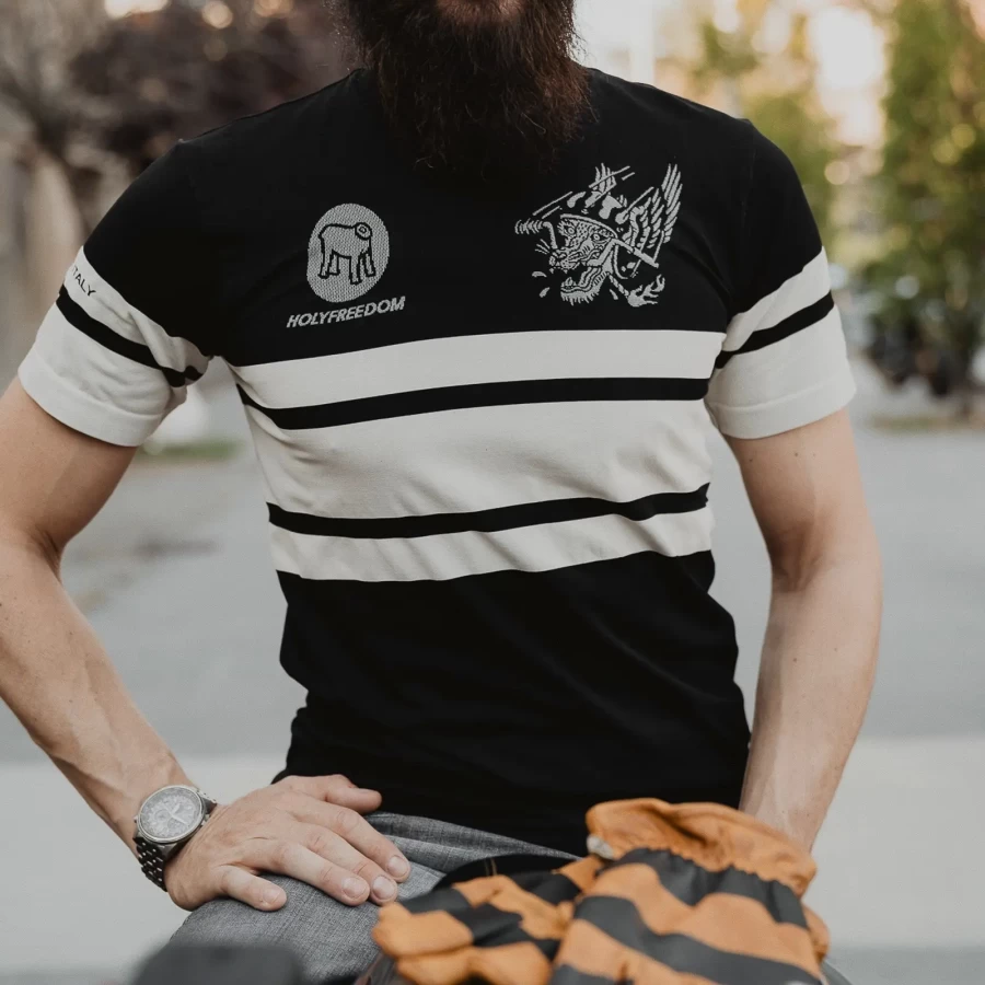 Maglia Wolf indossata sotto la giacca, ideale come layer estivo per il riding quotidiano.