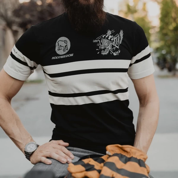 Maglia Wolf indossata sotto la giacca, ideale come layer estivo per il riding quotidiano.