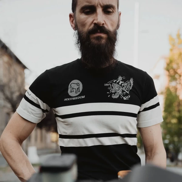 Maglia Wolf indossata sotto la giacca, ideale come layer estivo per il riding quotidiano.