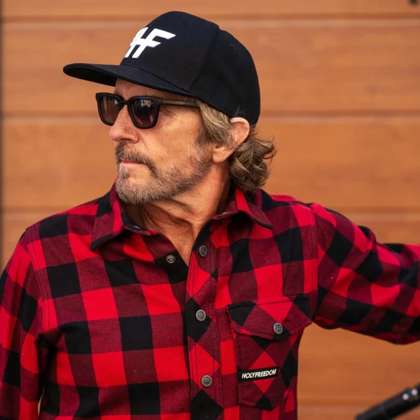 Dettaglio del tessuto a quadri e dei bottoni sulla camicia Jessie James rossa.
