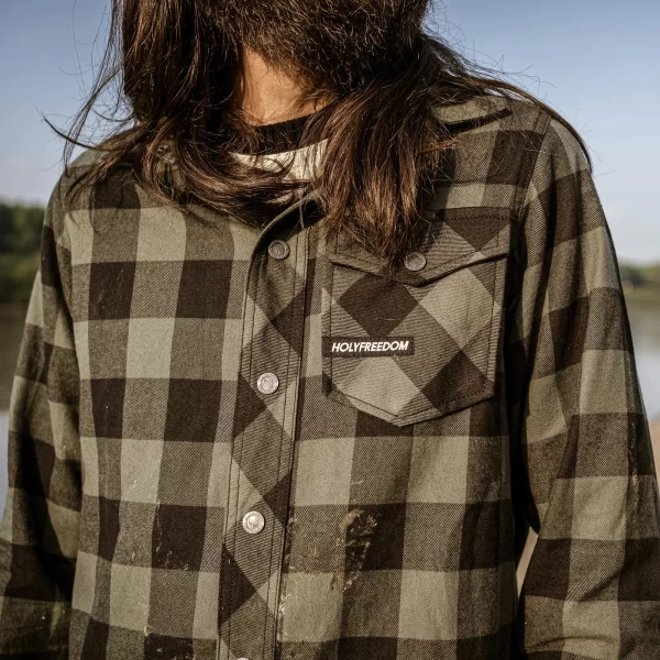 Dettaglio del tessuto a quadri e dei bottoni sulla camicia Jessie James verde.