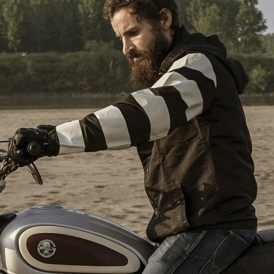 Fit e lifestyle della Prison Taslan Jacket Holyfreedom su una custom bike in città.