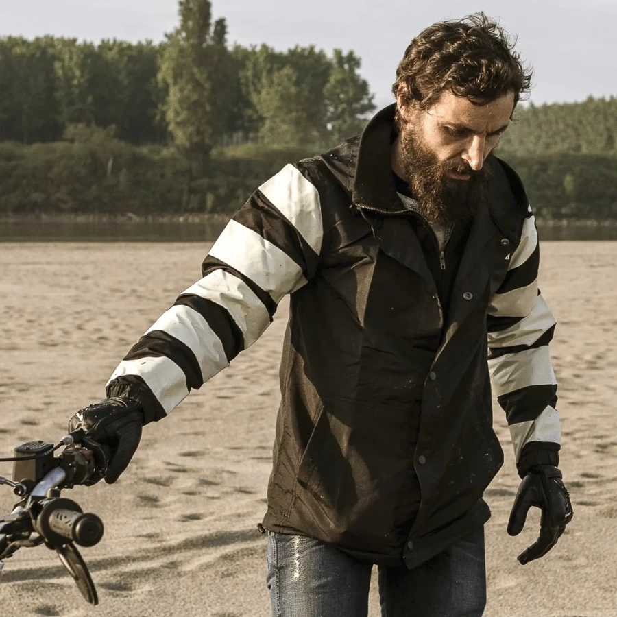 Fit e lifestyle della Prison Taslan Jacket Holyfreedom su una custom bike in città.