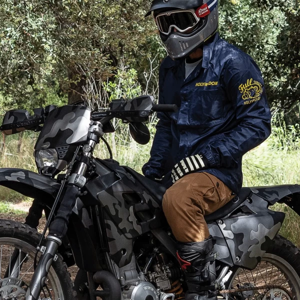 Fit e lifestyle della giacca leggera Holyfreedom, ideale per mezza stagione e uso quotidiano.