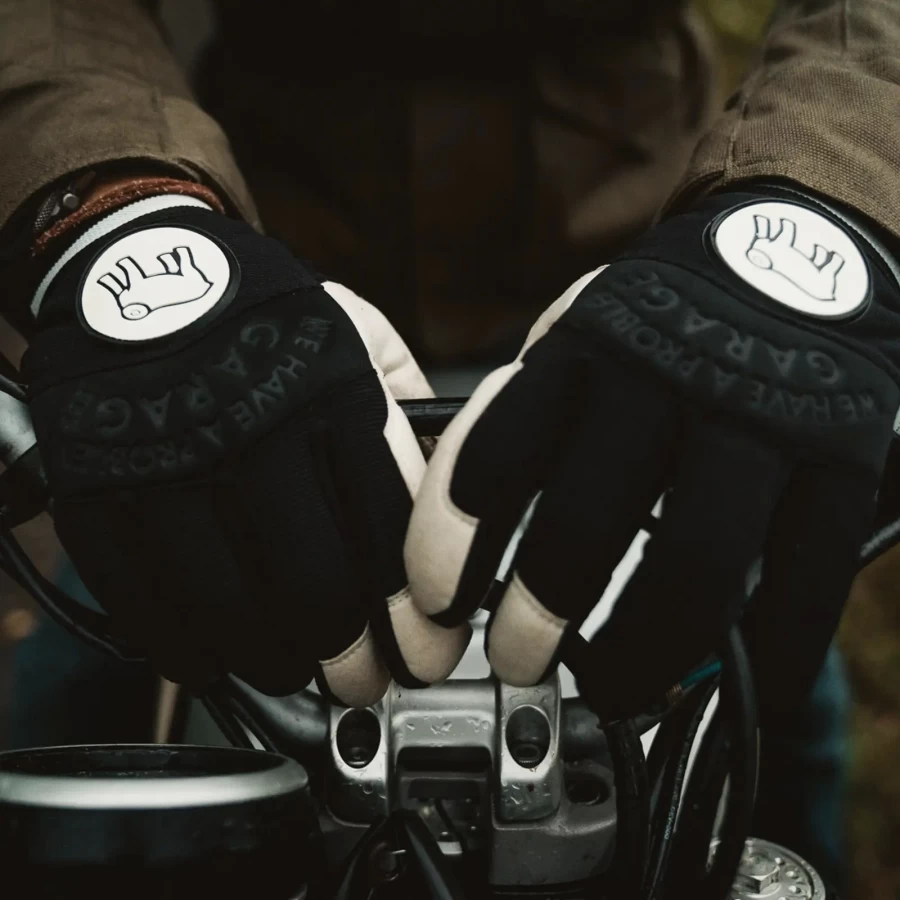 Garage Gloves completano un outfit cafe racer tra moto, officina e città.